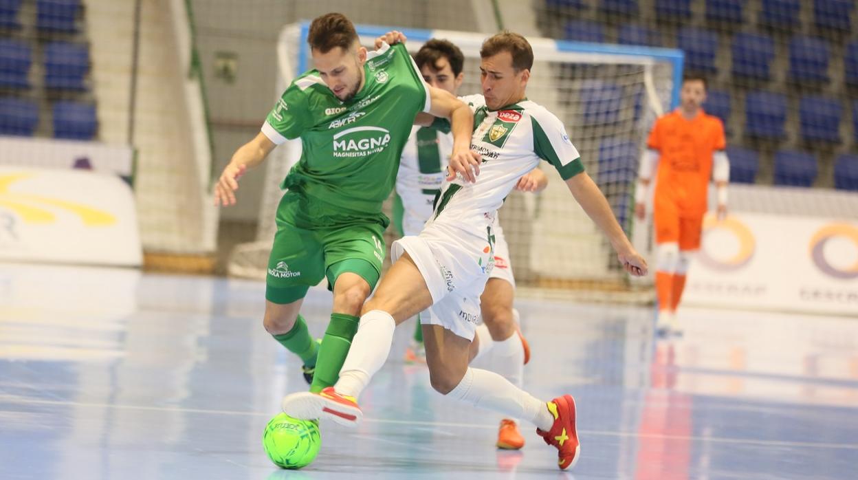 Koseky intenta hacerse con un balón ante un rival de Osasuna