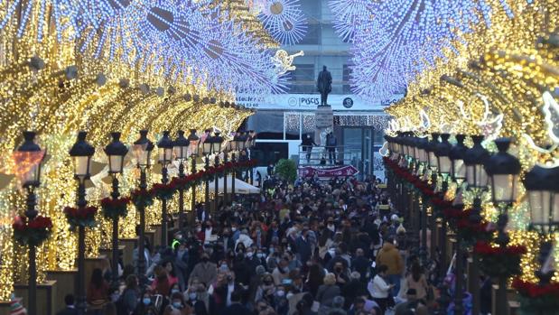 Diez años caldera Alrededor Las luces de Navidad congregan a cientos de personas en Málaga a pesar de  las restricciones