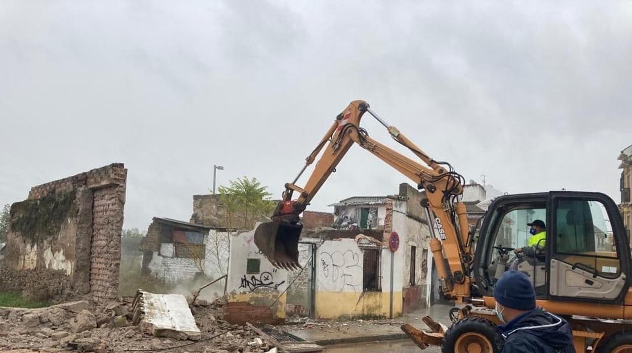 Una excavadora derriba una casa en ruinas en Miraflores