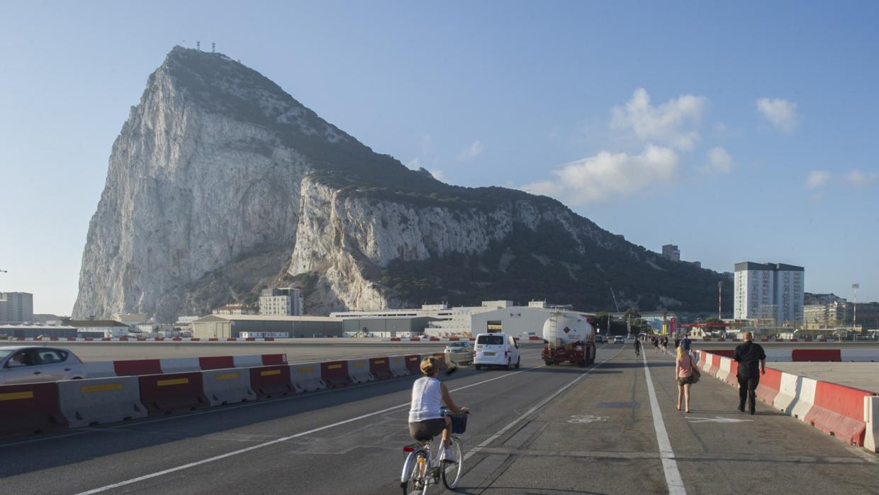 Imagen del pista del aeropuerto de Gibraltar con el Peñón al fondo