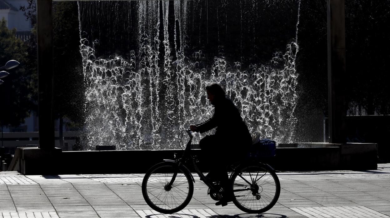 Un hombre pasea en bicicleta una mañana de invierno en Córdoba