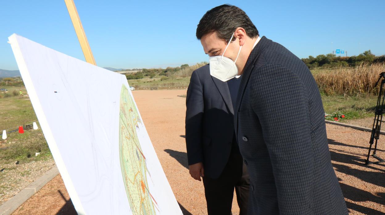 El alcalde, el popular José María Bellido, hoy durante su visita a las obras del tramo central del Parque de Levante