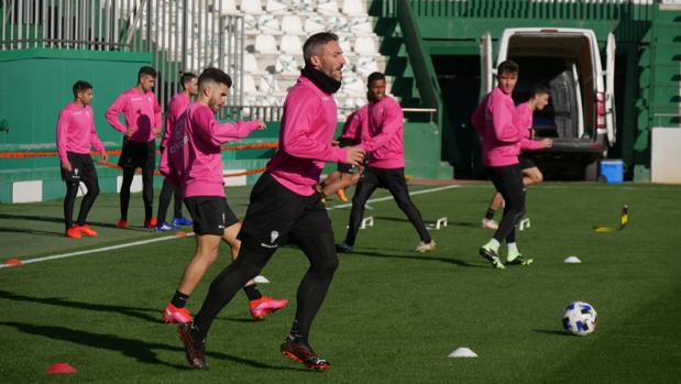 El Córdoba CF se ejercita en El Arcángel a puerta cerrada a la espera de que llegue Pablo Alfaro este miércoles