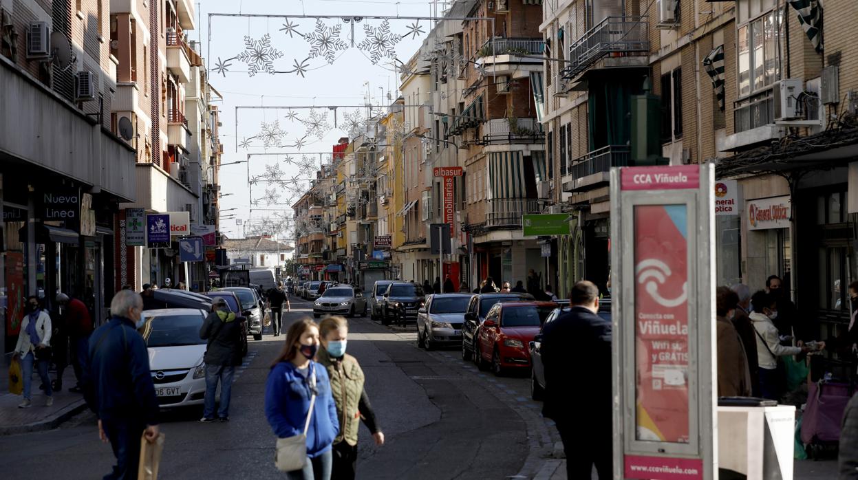 Iluminación navideña, ya colocada en la Viñuela, uno de los centros comerciales abiertos de Córdoba