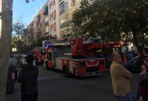 Vecinos y Bomberos en la calle Alderetes