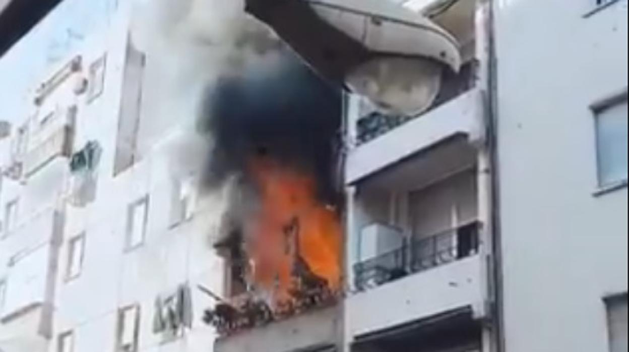 Cortina de humo que sale de la vivienda afectada por un incendio en un bloque de la calle Alderetes de Córdoba