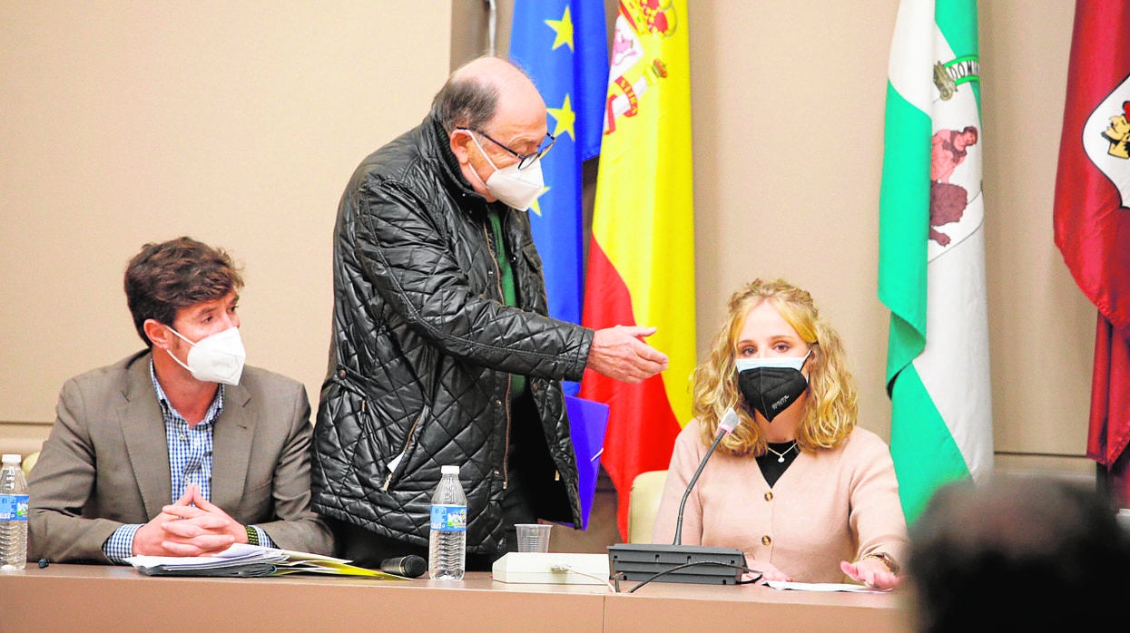 Luis Moreno (centro) durante el Pleno de la moción de censura junto al secretario y una edil