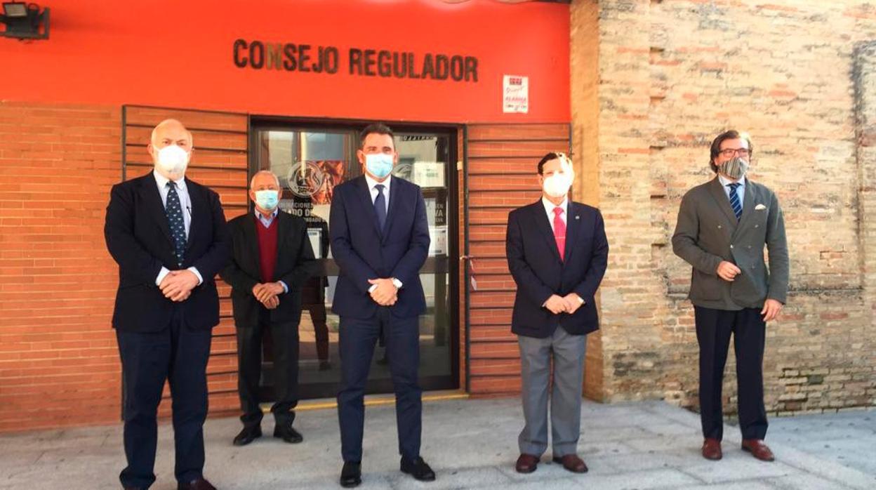 Los miembros del Consejo Regulador junto al delegado provincial de Agricultura de la Junta de Andalucía
