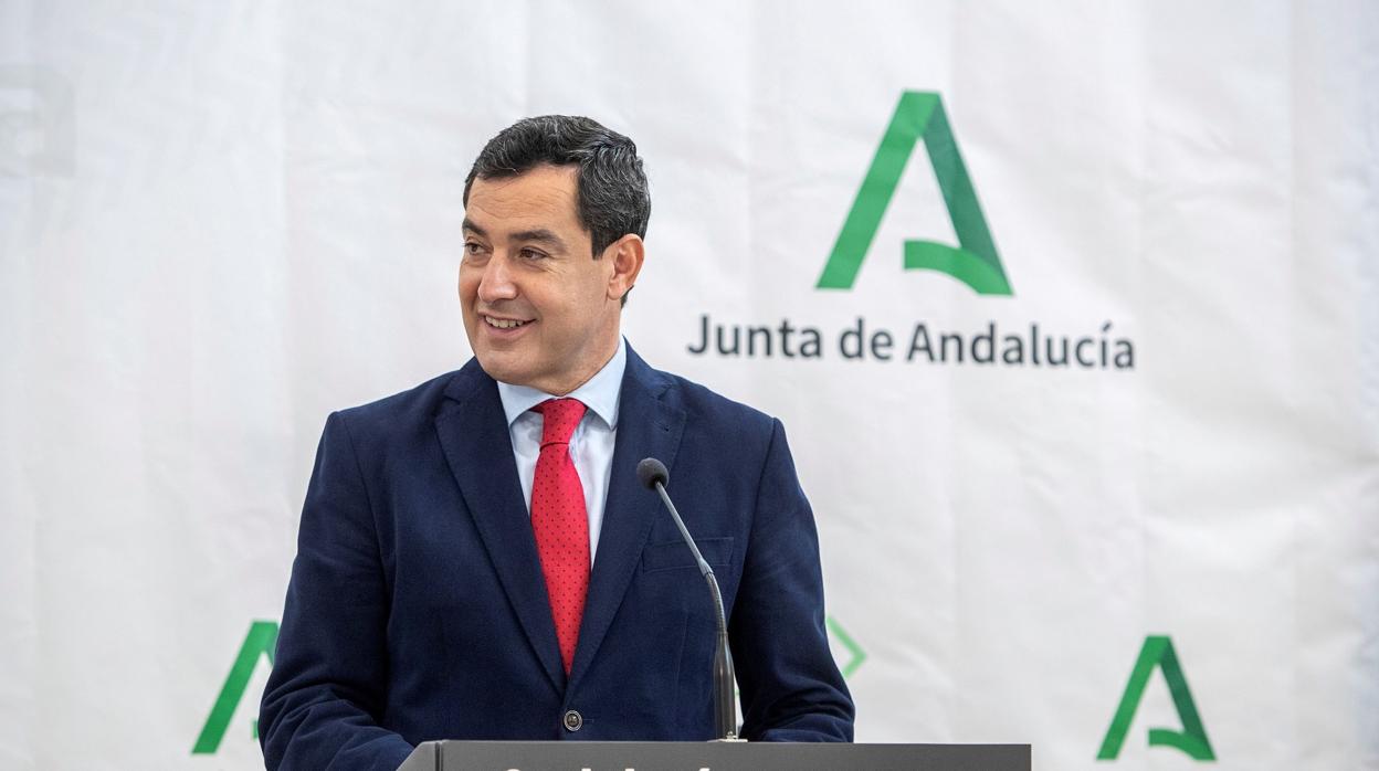 El Presidente de la Junta de Andalucía, Juanma Moreno durante la inauguración en Chiclana de la Frontera (Cádiz) el centro Adacca Los Gallos