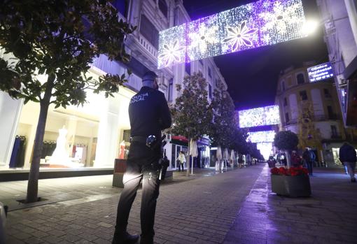 Un agente de la Policía Local vigila la calle Cruz Conde