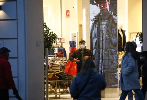 Un hombre dentro de una tienda de moda