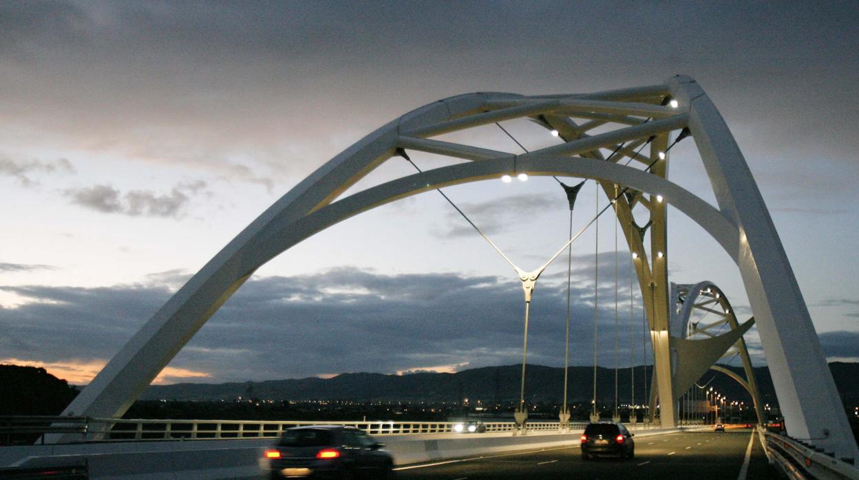 Puente Ibn Firnas iluminado de noche en Córdoba