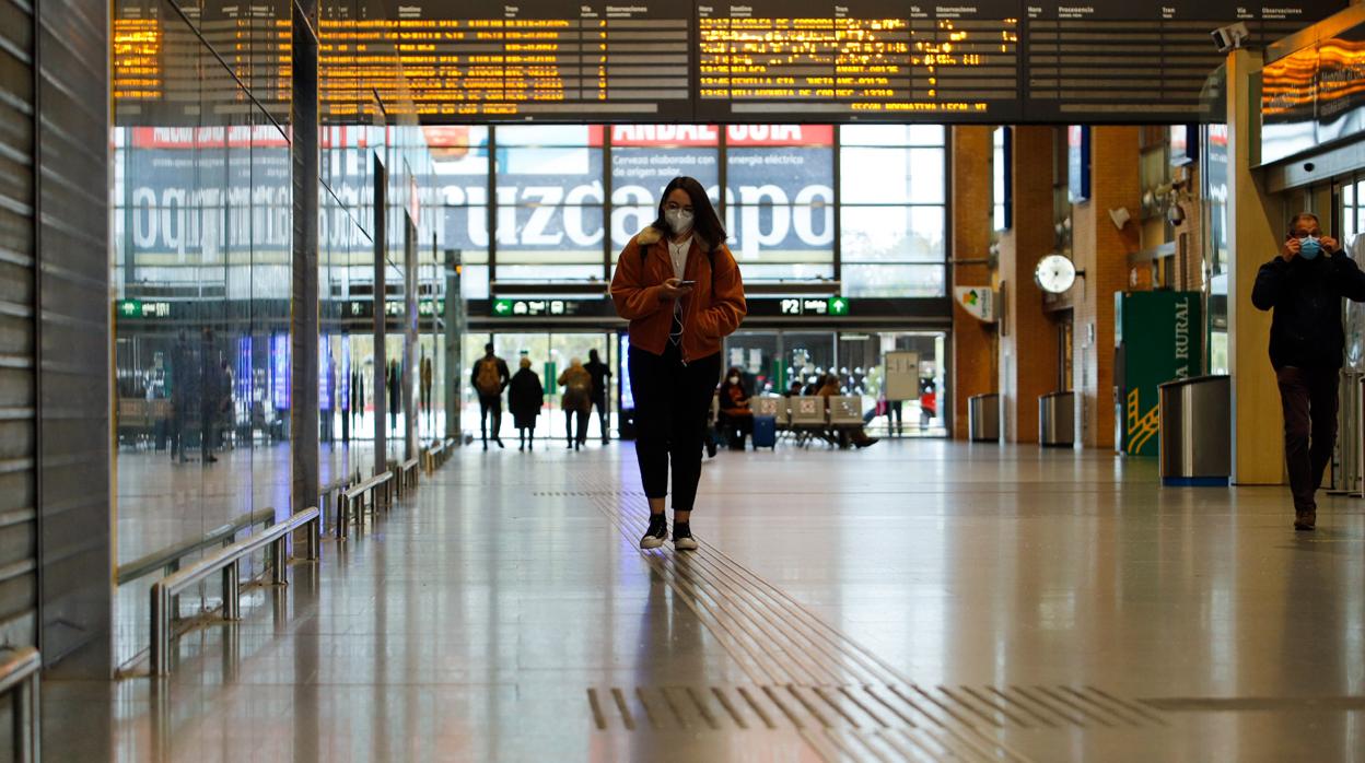 Una mujer, ayer atravesando el hall prácticamente vacío de la estación de tren de Córdoba