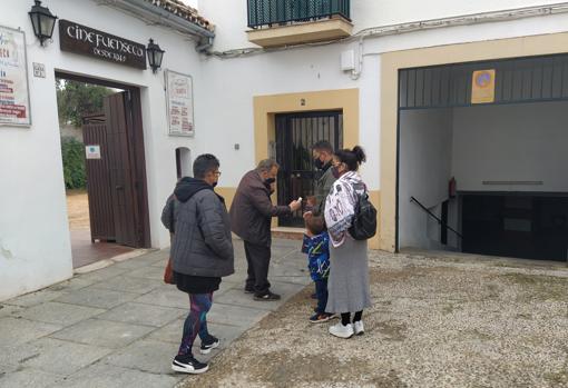 Toma de temperatura a un niño en el cine Fuenseca, antes de entrar al espectáculo