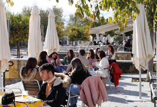 Imagen esta tarde de veladores en la Ribera de Córdoba