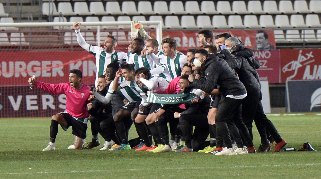 La plantilla del Córdoba CF celebra la victoria ante el Real Murcia en el Enrique Roca