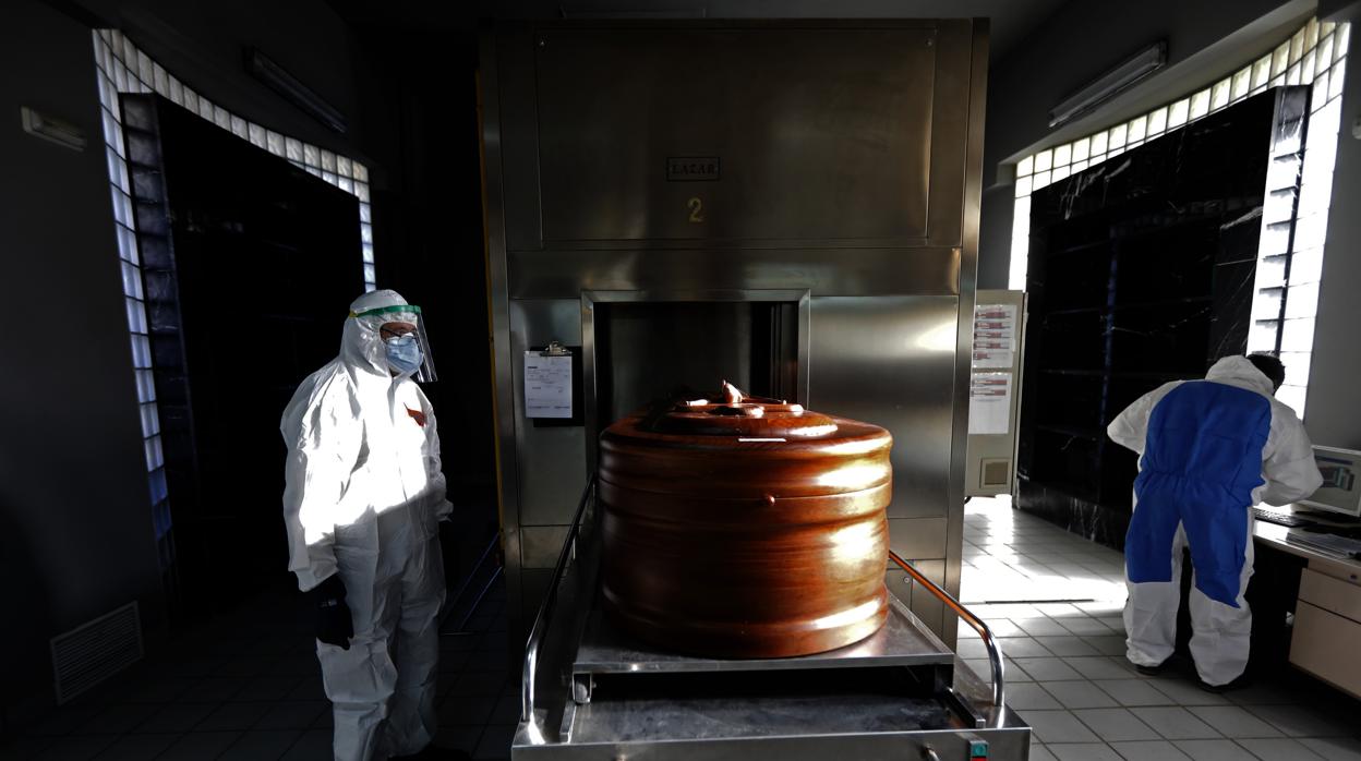 Dos trabajadores de Cecosam, en la sala de cremaciones