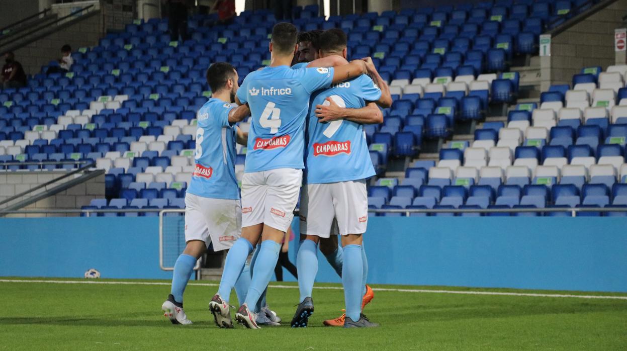 Los jugadores del Ciudad de Lucena celebran un gol