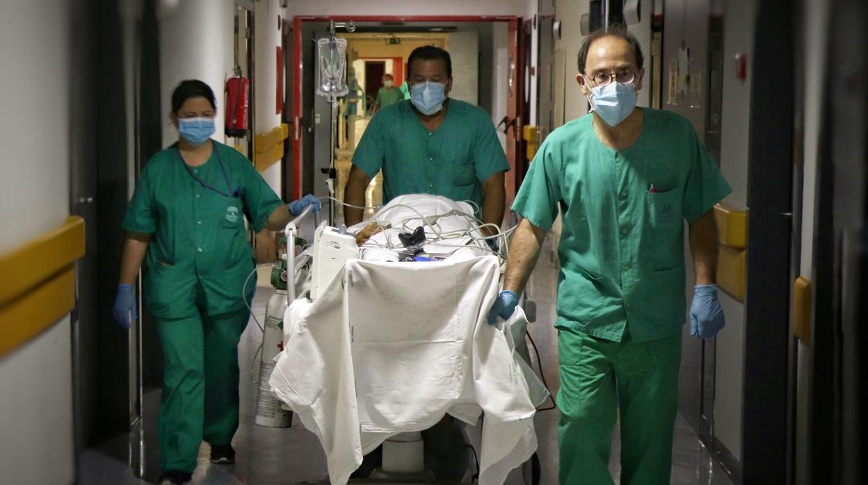 Andalucía tiene casi 600 hospitalizados menos por Covid que hace una semana