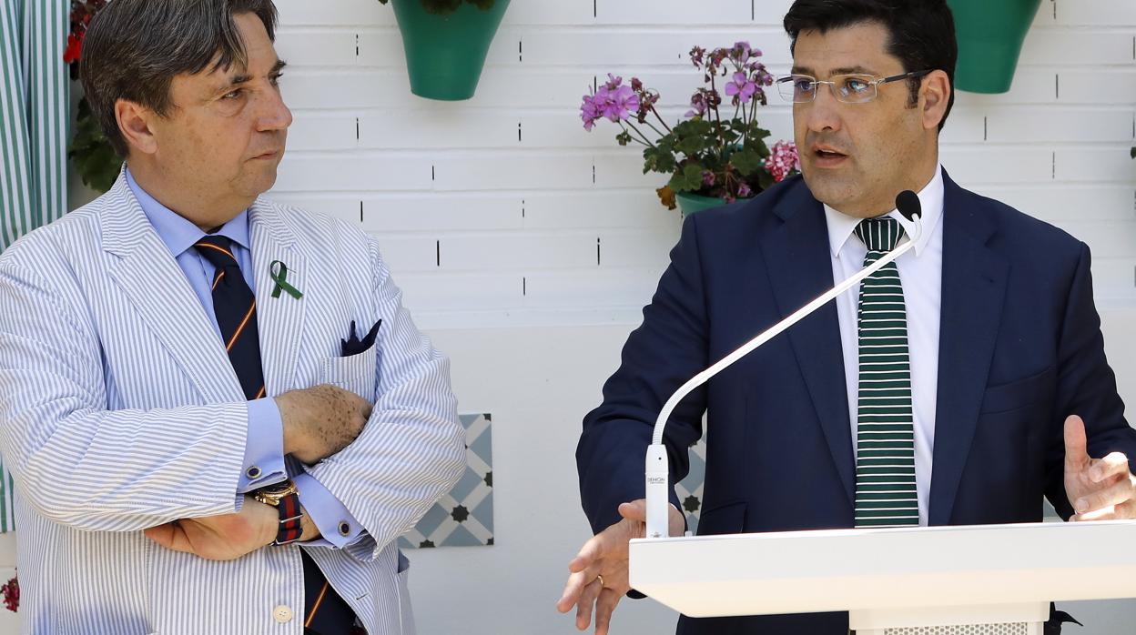 El expresidente del Córdoba Jesús León, derecha, junto a Joaquín Zulategui (izquierda)