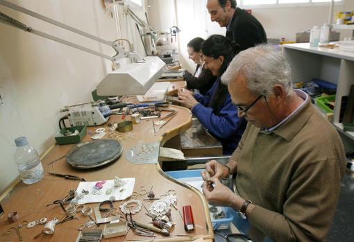 Trabajadores de una empresa de joyería de Córdoba, en una imagen de archivo