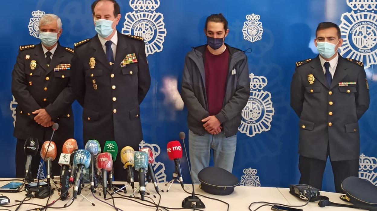 Los hijos de Quintana con los responsables de la Policía Nacional que han participado en la liberación