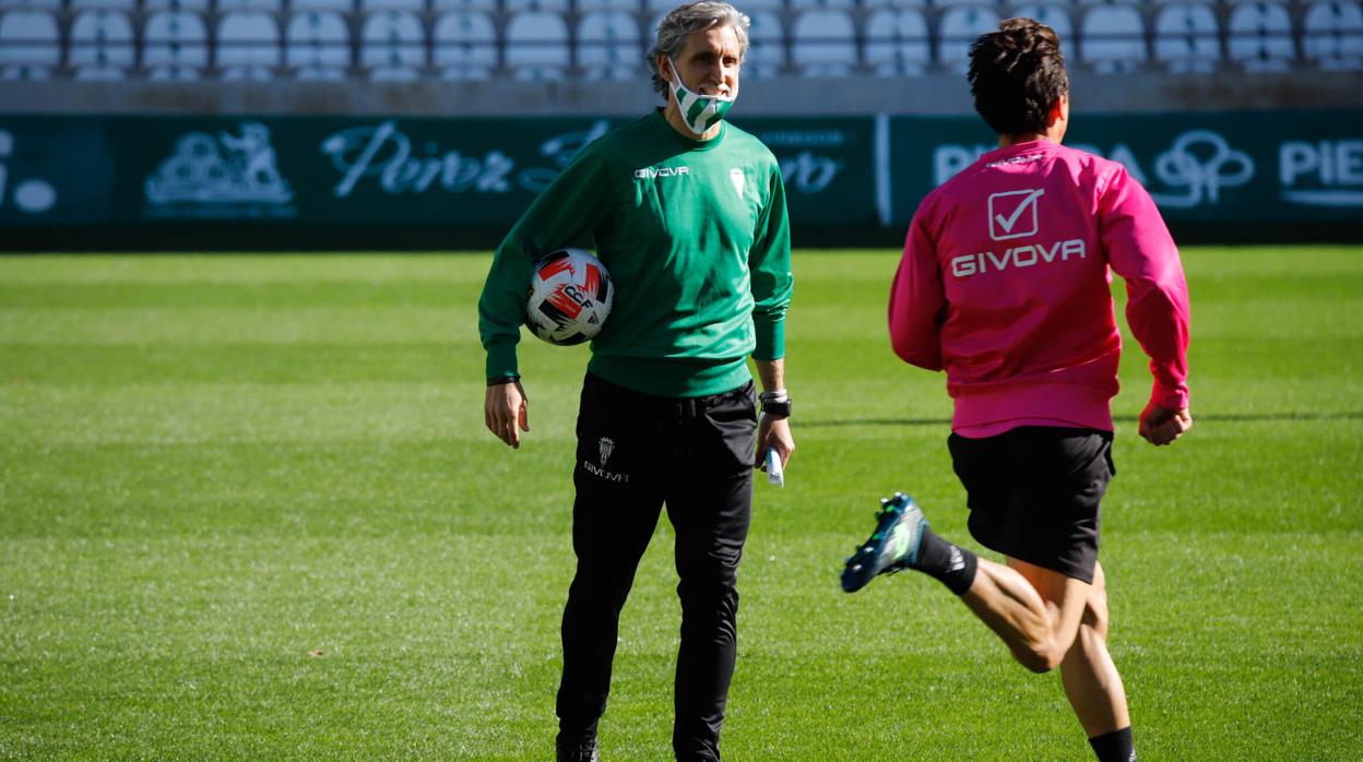 El entrenador del Córdoba CF, Pablo Alfaro, en el entrenamiento del jueves