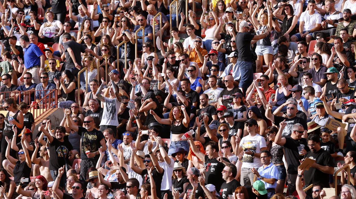 Público en la plaza de toros de Los Califas