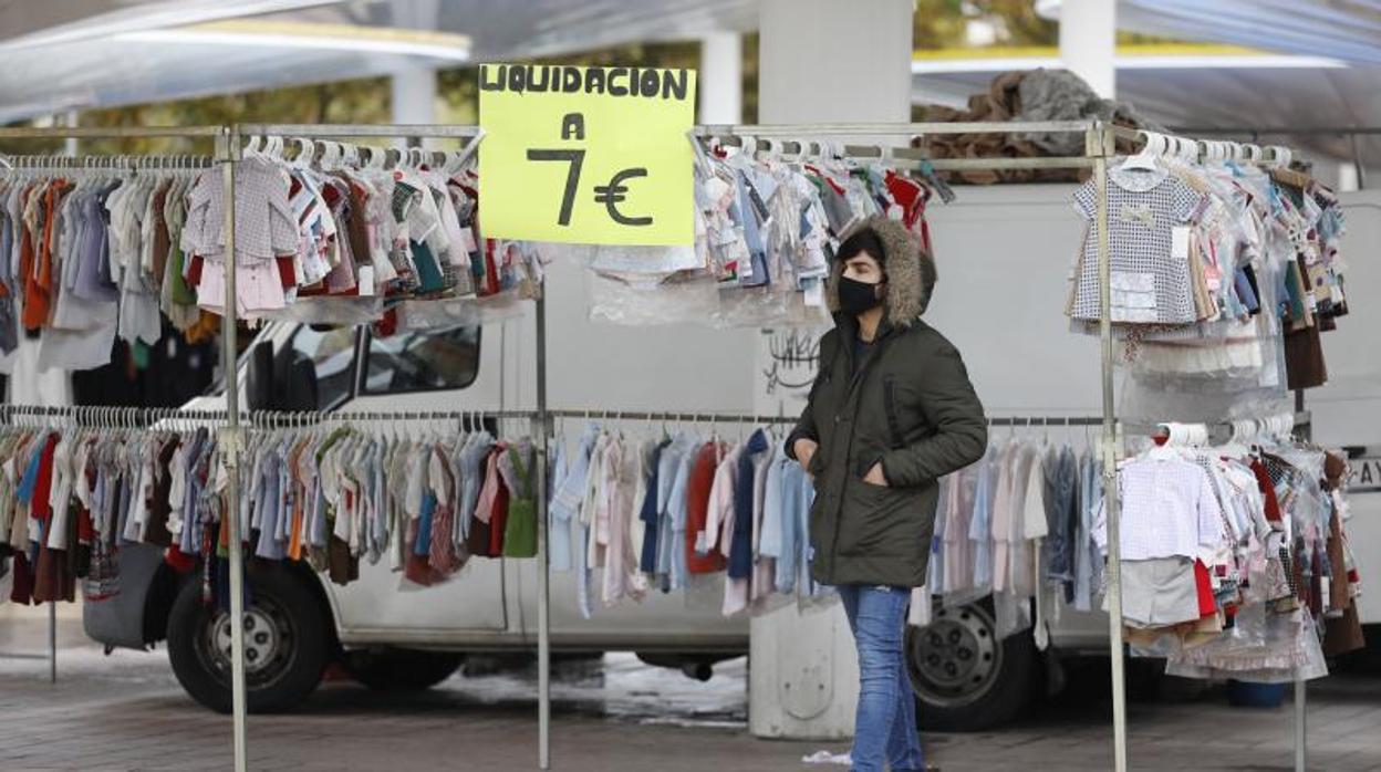 Un cliente en el Mercadillo de las Setas el pasado 27 de noviembre