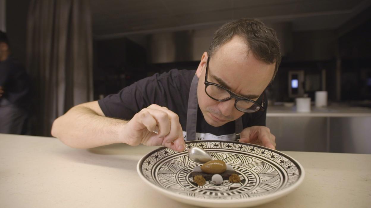 Paco Morales en la preparación de un plato en su restaurante Noor en Córdoba