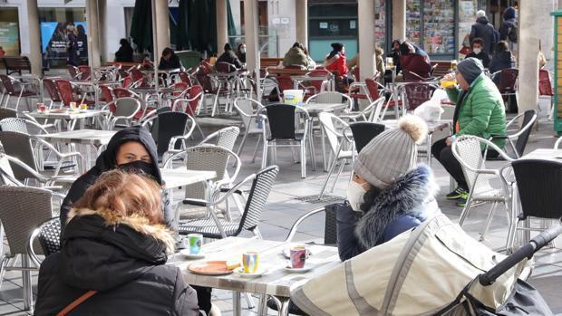 Los bares de Andalucía podrán abrir hasta las 22.30 horas aunque deberán cerrar por la tarde en Navidad