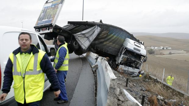 Muere el conductor de un camión tras volcar en la Cuesta del Espino en Córdoba y caer por un terraplén