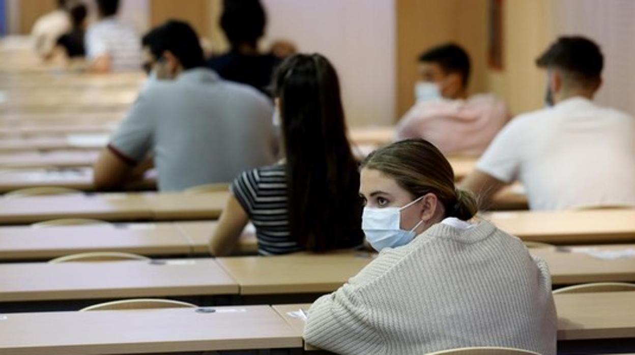 Aspirantes de unas oposiciones en un examen