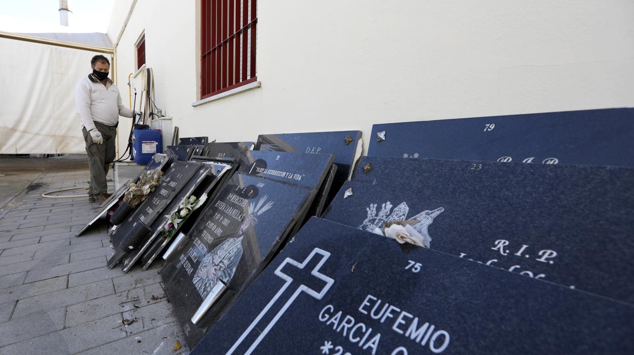 Un operario del cementerio de Nuestra Señora de la Fuensanta, junto a unas lápidas