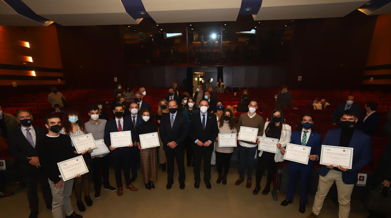 Los alumnos distinguidos posan en una foto de familia