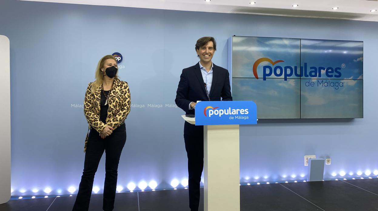 El portavoz nacional del PP, Pablo Montesinos, junto a la diputada por Málaga Carolina España