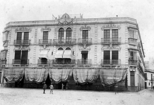 El legendario Hotel Suizo, en la plaza Cánovas de entonces, ahora Las Tendillas