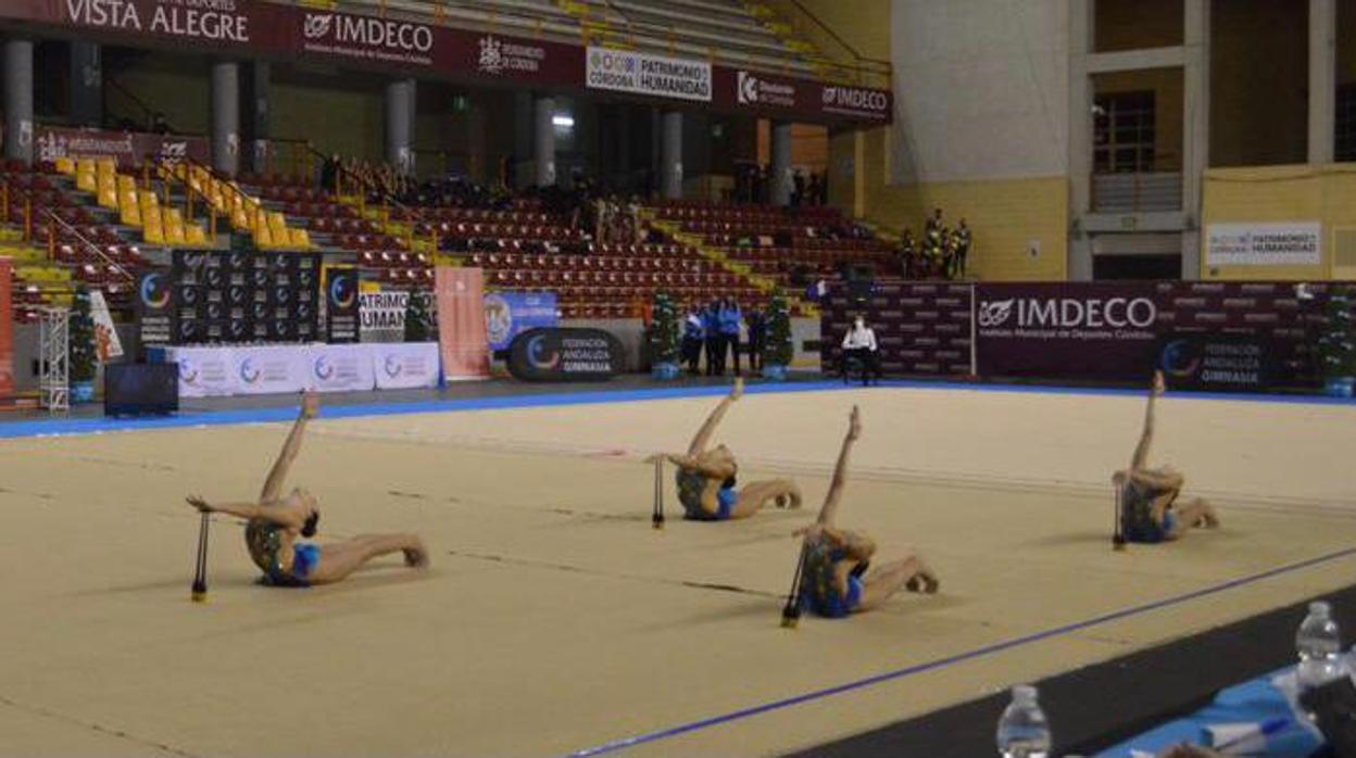 Un ejercicio de mazas, durante la celebración del Trofeo Lourdes Mohedano en Vista Alegre