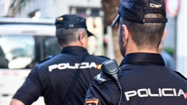 Pillan a 18 personas de fiesta en Almería y tres agreden a los policías que los denunciaron