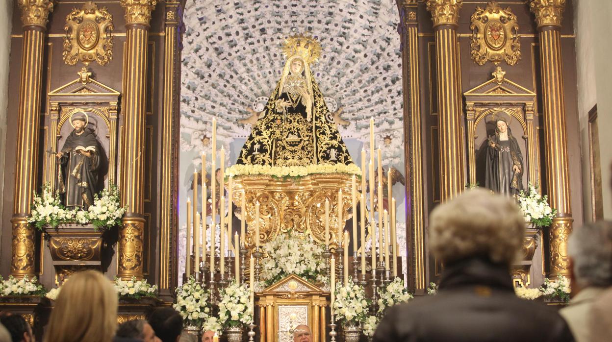 Nuestra Señora de los Dolores, sobre su peana de camarín del siglo XVIII