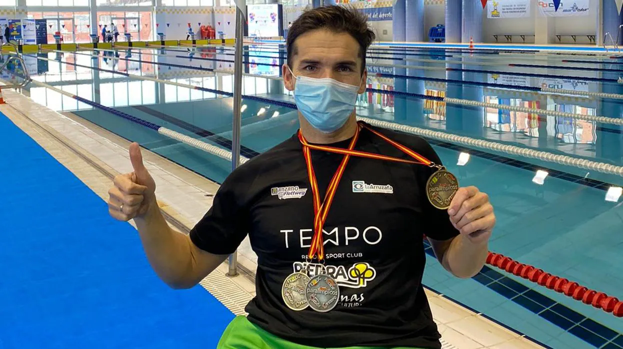 El nadador Paco Salinas, con las medallas conseguidas