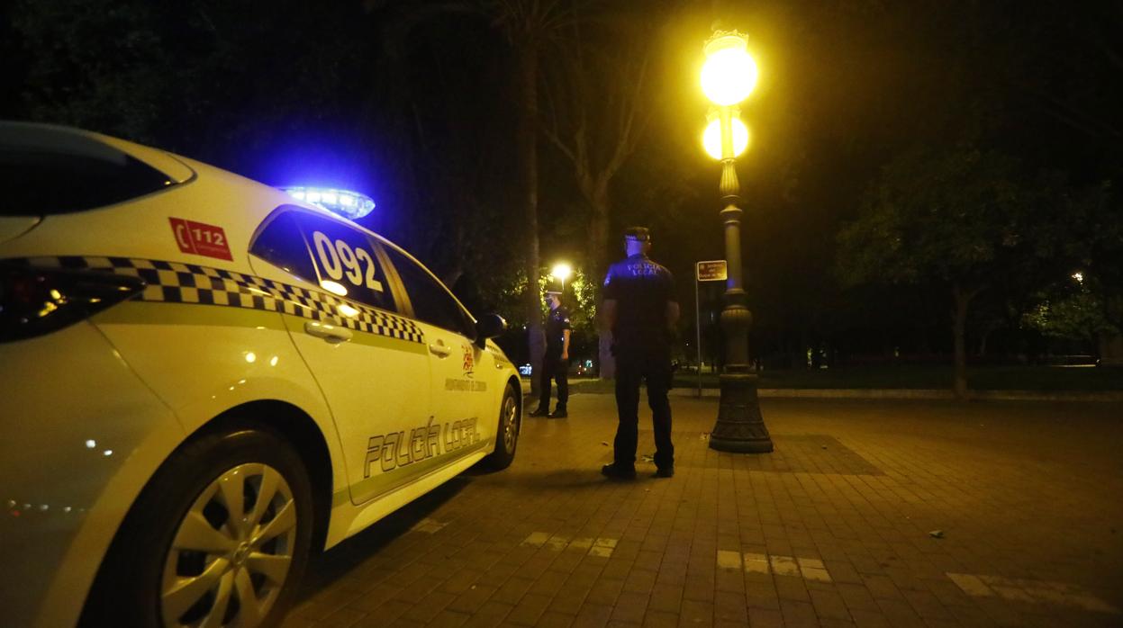 La Policía Local de Córdoba, durante las tareas de vigilancia en la lucha contra el Covid