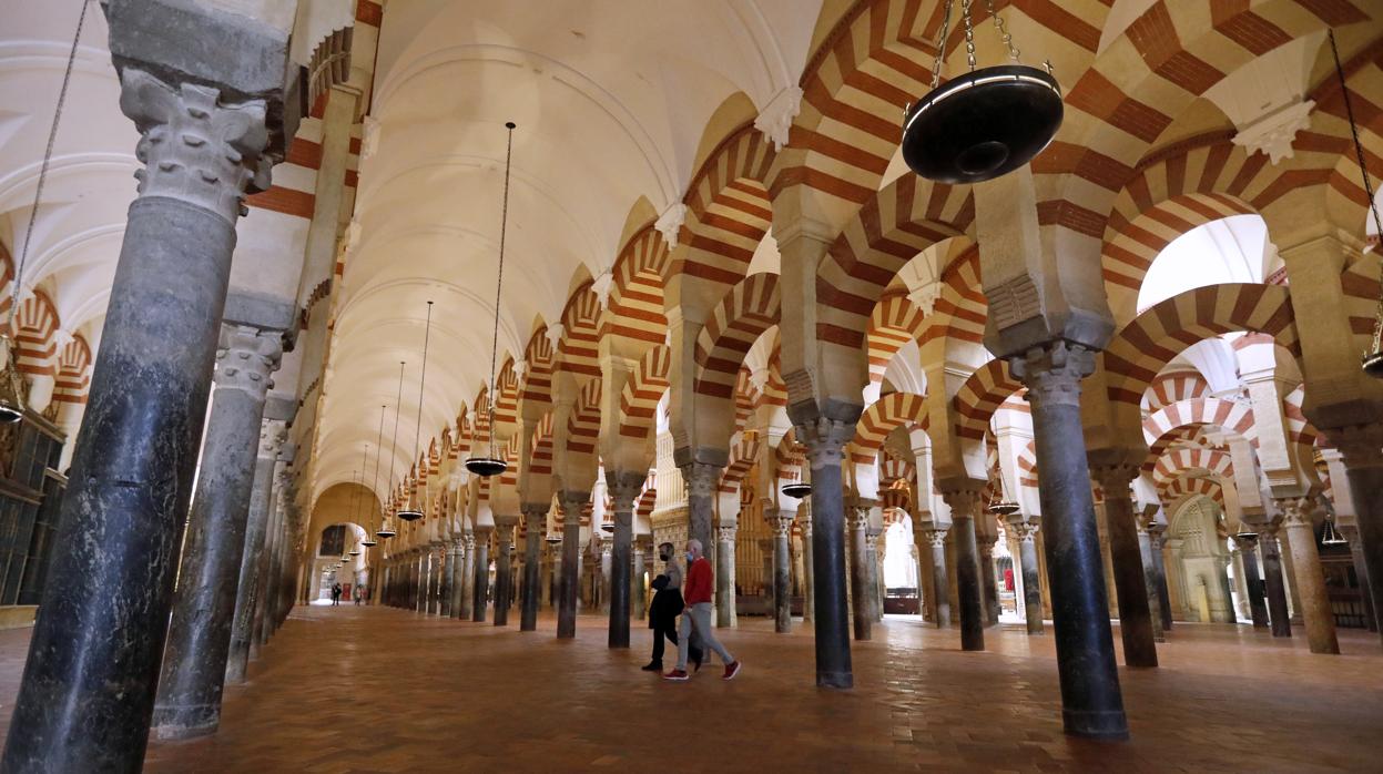 Dos visitantes en la Mezquita-Catedral en noviembre, antes de su segundo cierre