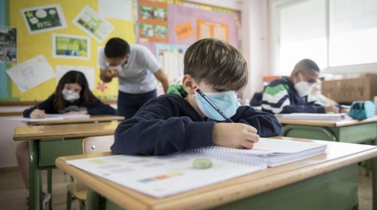 Unos escolares durante una clase en una imagen de archivo