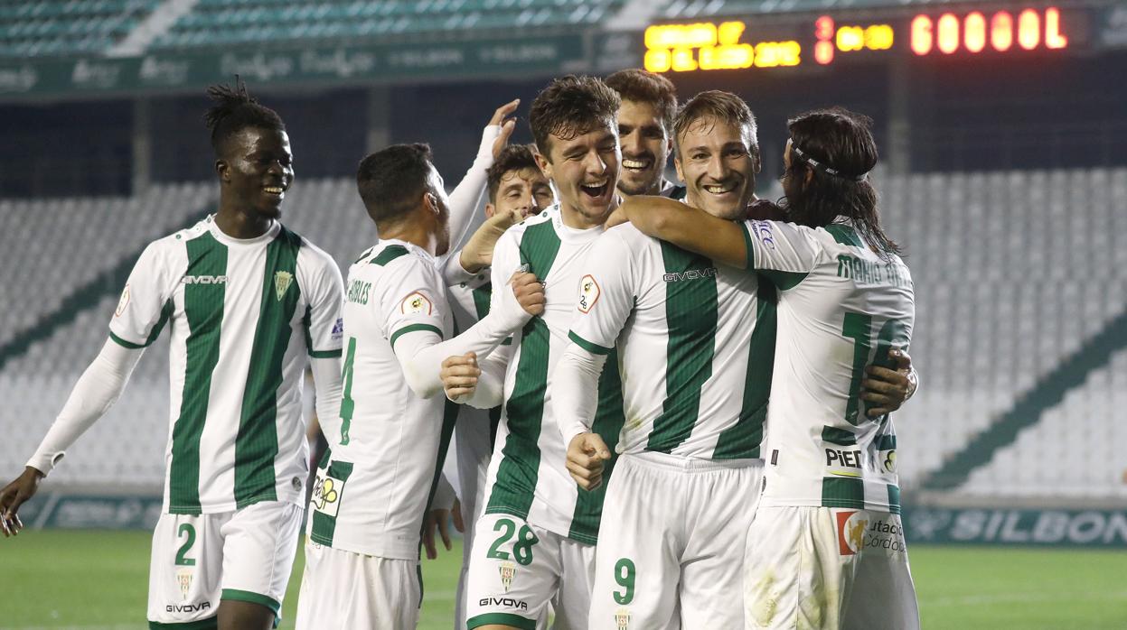 La plantilla del Córdoba CF celebra el 4-0 ante El Ejido 2012