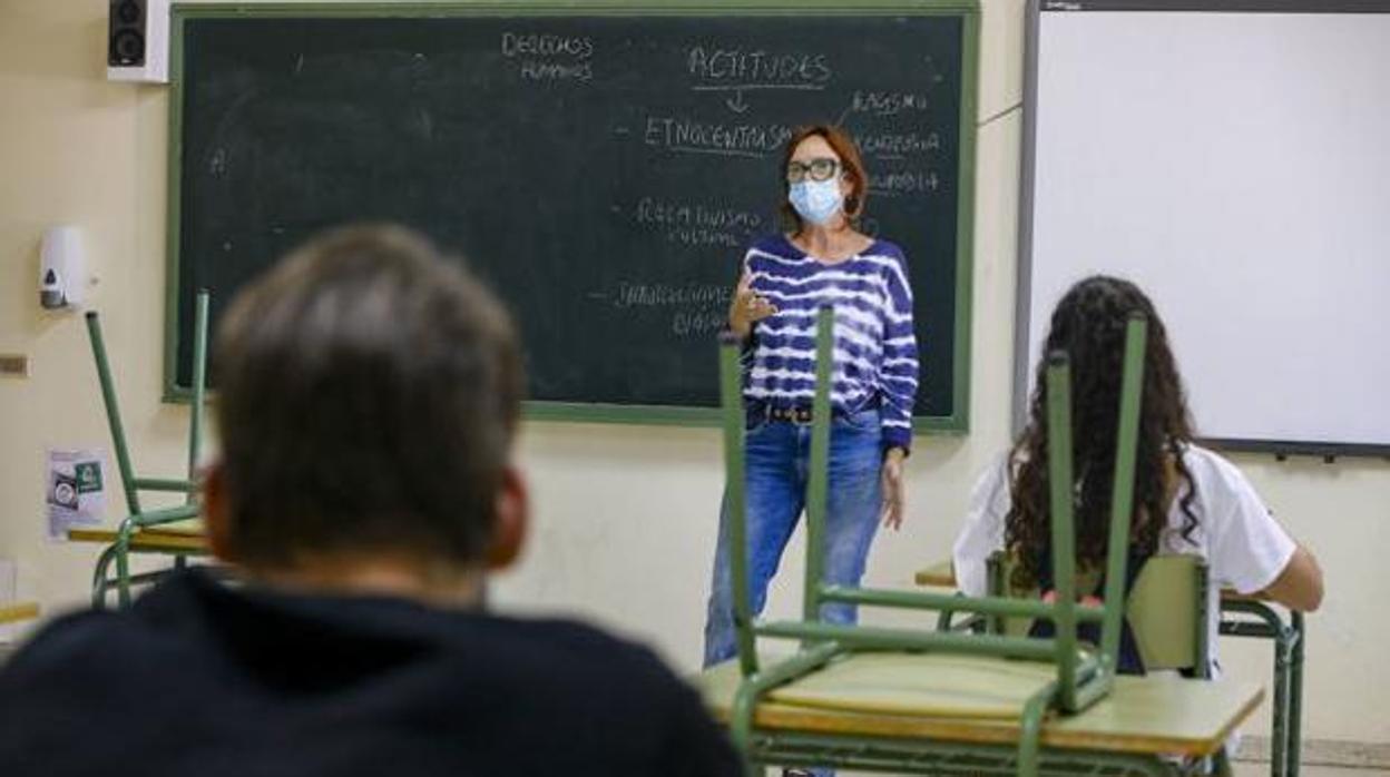 Una docente imparte clase con mascarilla