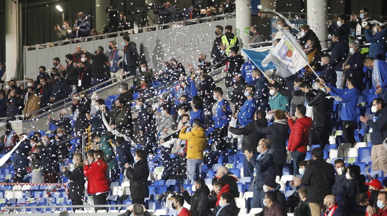 Imagen del público animando en el estadio municipal de Lucena ante el Sevilla FC