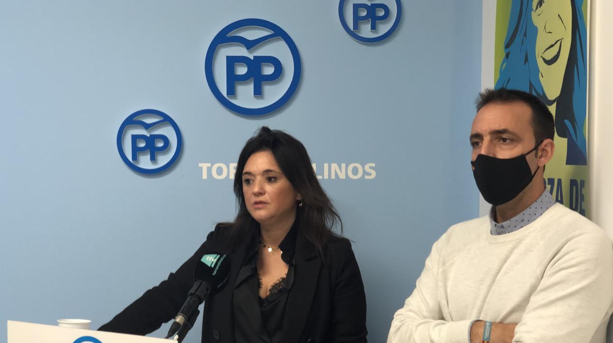 Margarita del Cid en rueda de prensa junto a Ramón Alcaide, secretario general del PP de Torremolinos