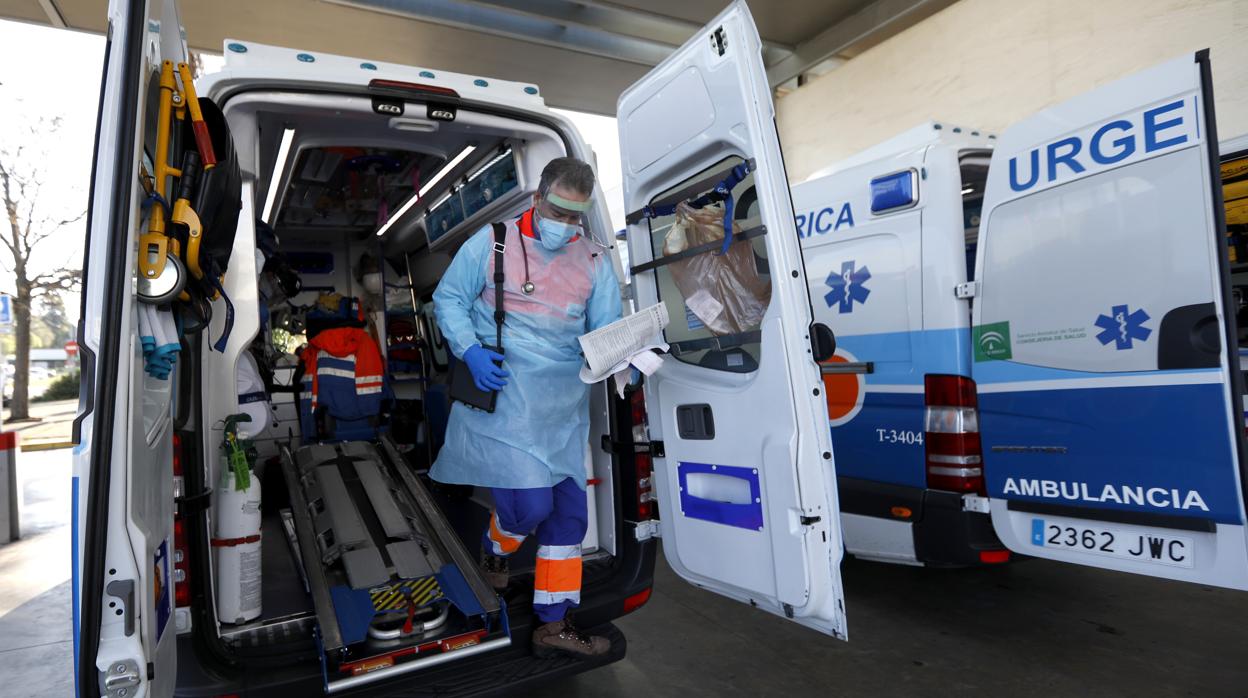 Un sanitario sale de una ambulancia tras realizar un ingreso en Urgencias del Hospital Reina Sofía de Córdoba