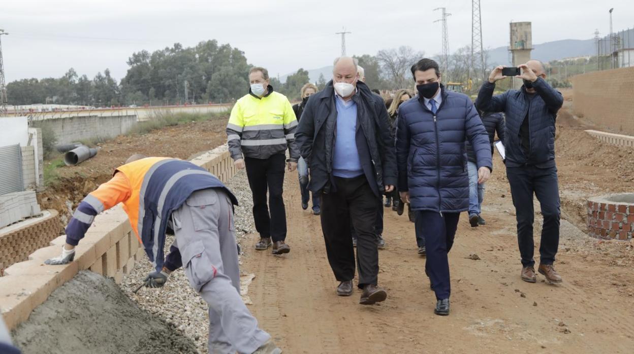 El alcalde, el popular José María Bellido, hoy durante su visita a las obras de la Ronda Norte de Córdoba